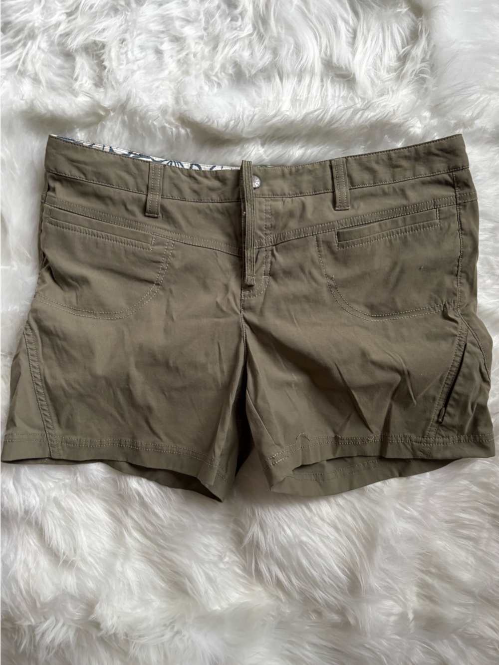 Athleta women Olive Cargo Shorts size 12